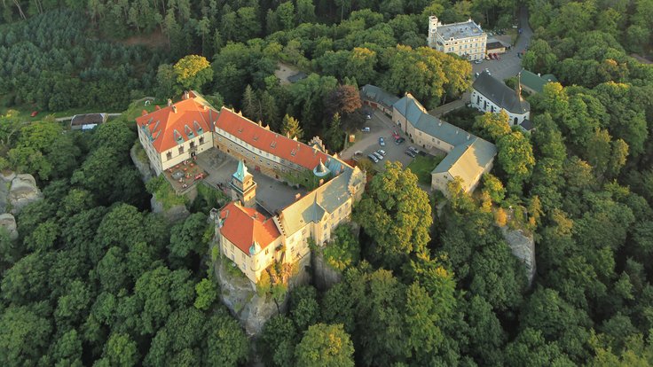 Zámek_Hrubá_Skála,_letecký_snímek-1