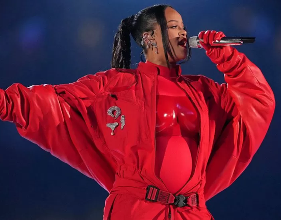 Zpěvačka Rihanna na letošním Super Bowlu.
