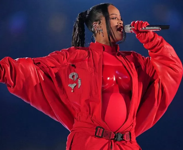 Zpěvačka Rihanna na letošním Super Bowlu.