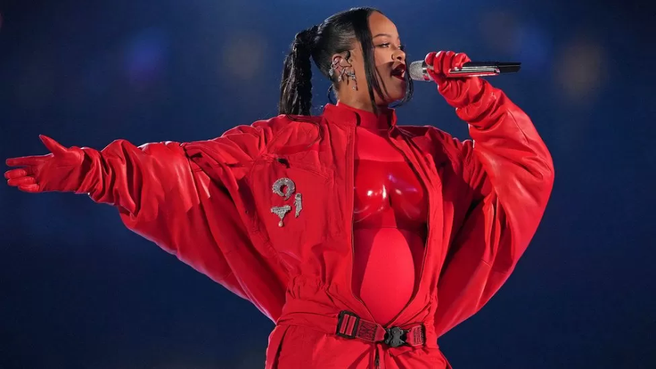 Zpěvačka Rihanna na letošním Super Bowlu.