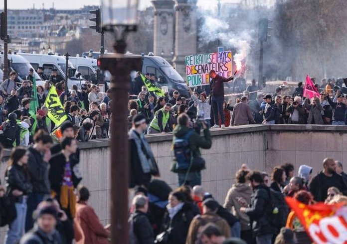 Francouzi protestují proti důchodové reformě