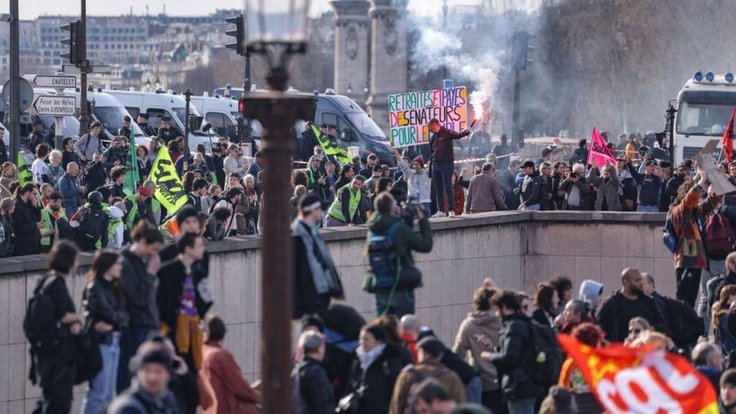 Francouzi protestují proti důchodové reformě