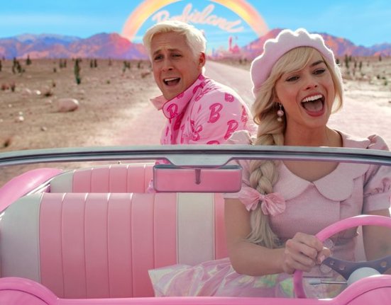 Margot Robbie a Ryan Gosling ve filmu Barbie.