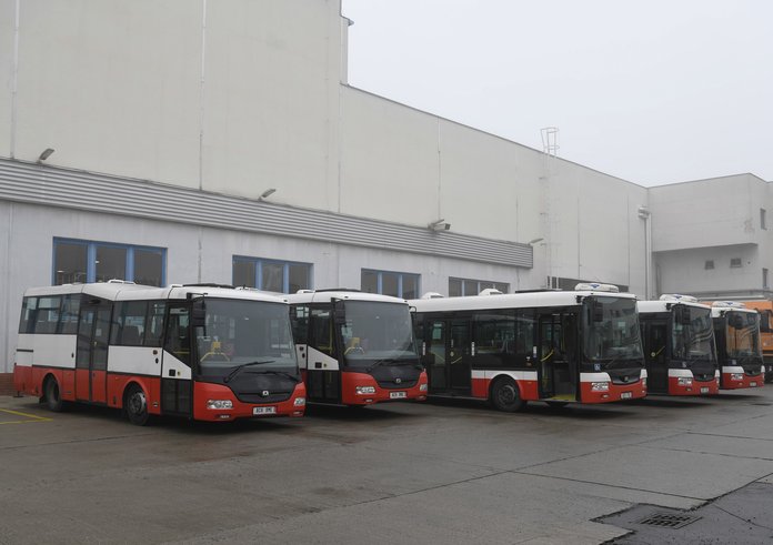 Pětice autobusů, které DPP věnovalo Ukrajině.