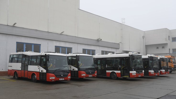 Pětice autobusů, které DPP věnovalo Ukrajině.