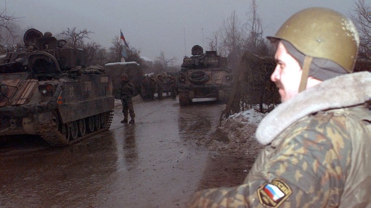 a-russian-army-soldier-observes-us-army-tf1-26-1st-infantry-division-soldiers-97103f-1024