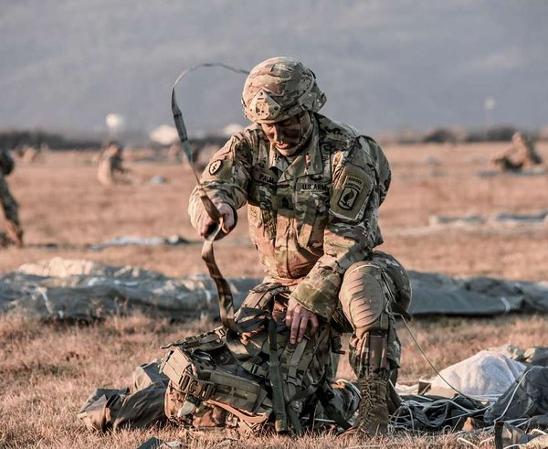 a-us-army-soldier-is-readying-his-equipment-for-combat-8a09c6-1024