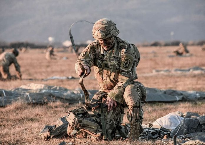 a-us-army-soldier-is-readying-his-equipment-for-combat-8a09c6-1024