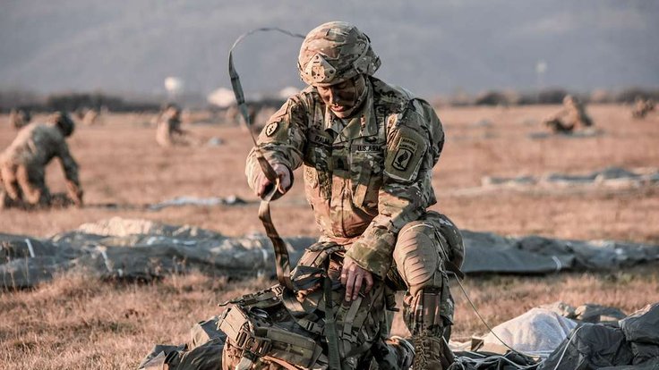 a-us-army-soldier-is-readying-his-equipment-for-combat-8a09c6-1024