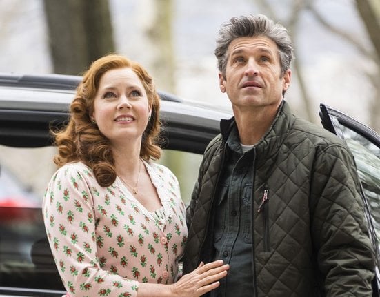 Patrick Dempsey a Amy Adams ve filmu Prokletá romance (2022)