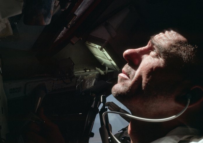 Člen posádky Apolla 7, astronaut Walter Cunningham.