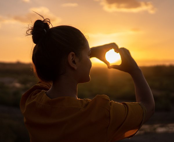 back_view_backlit_beach_carefree_dawn_dusk_evening_girl-1551861