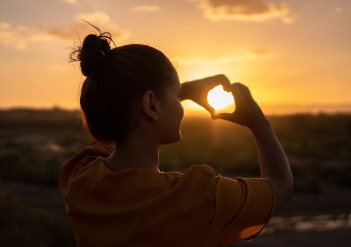 back_view_backlit_beach_carefree_dawn_dusk_evening_girl-1551861