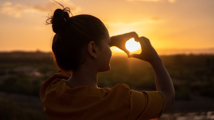 back_view_backlit_beach_carefree_dawn_dusk_evening_girl-1551861