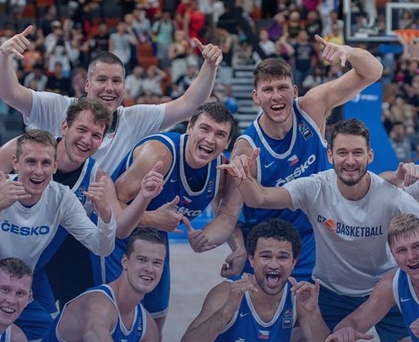 Basketbalisté slaví postup do finále.