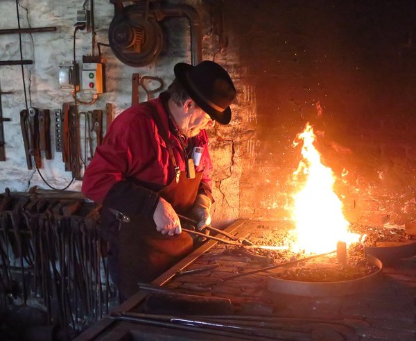 blacksmith-1563109_1280