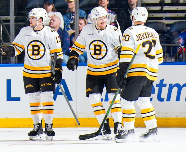Matěj Blümel (vlevo) se spoluhráči z Bostonu