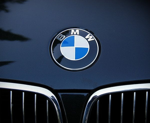 bmw_car_car_brand_bmw_emblem_frontal-1038385