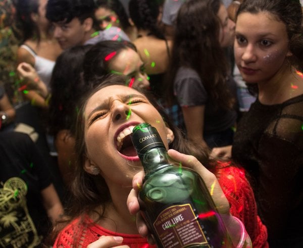 bottle_celebration_crowd_drinking_drinks_facial_expression_fun_lights-1556043