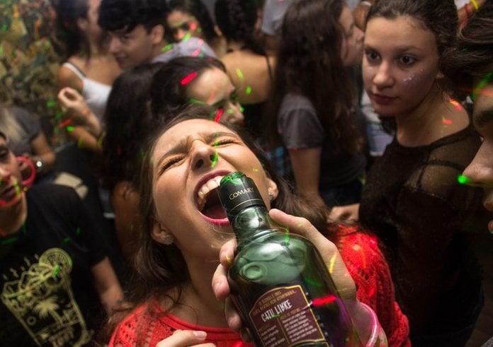 bottle_celebration_crowd_drinking_drinks_facial_expression_fun_lights-1556043