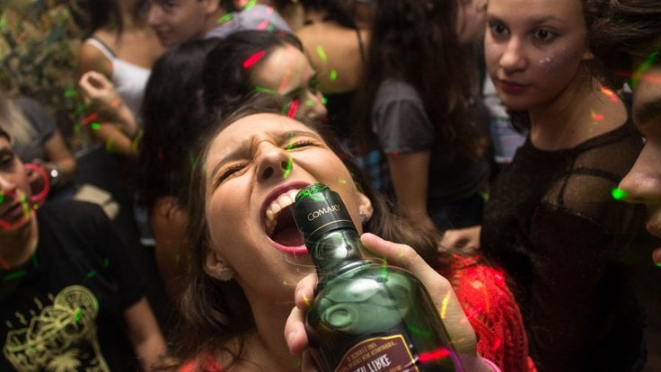 bottle_celebration_crowd_drinking_drinks_facial_expression_fun_lights-1556043