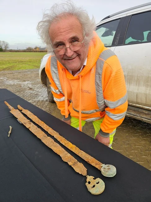 buzz-busby-looking-at-the-swords-photo-by-james-haris