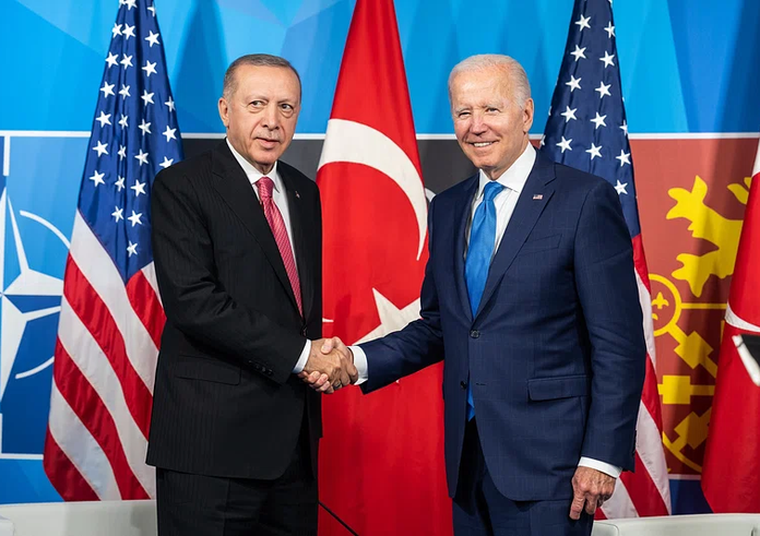 Turecký prezident Recep Tayyip Erdogan s americkým protějškem Joe Bidenem.