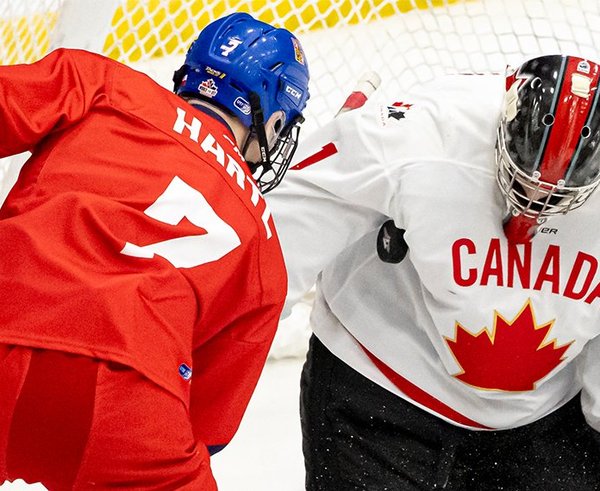 Michal Hartl před kanadským gólmanem