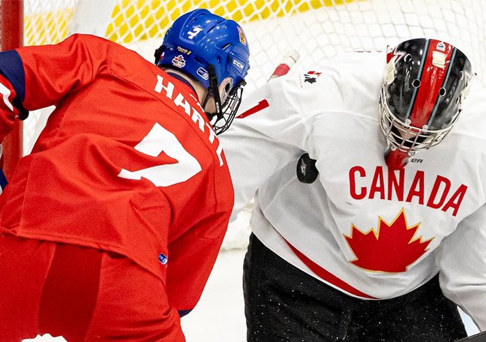 Michal Hartl před kanadským gólmanem