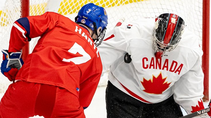 Michal Hartl před kanadským gólmanem