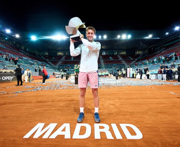 Casper Ruud s trofejí.