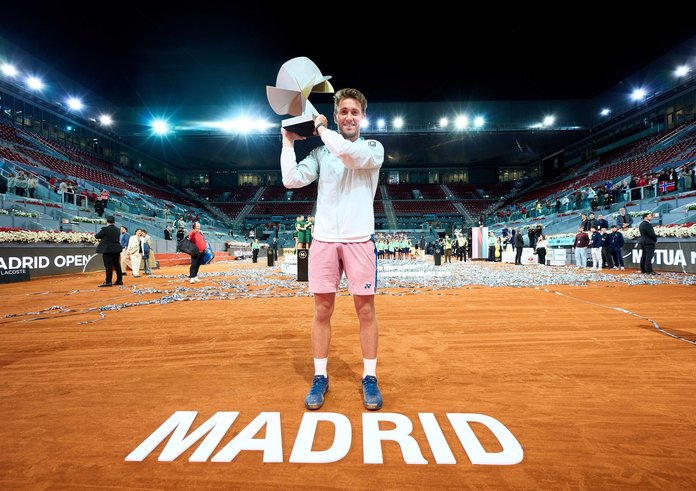 Casper Ruud s trofejí.