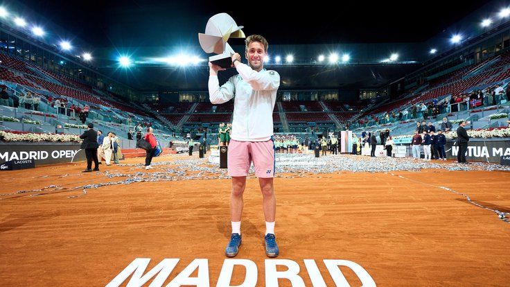 Casper Ruud s trofejí.
