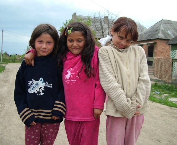 children_girls_smile_transcarpathia_gypsies_babes-568880