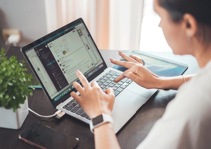 člověk u počítače