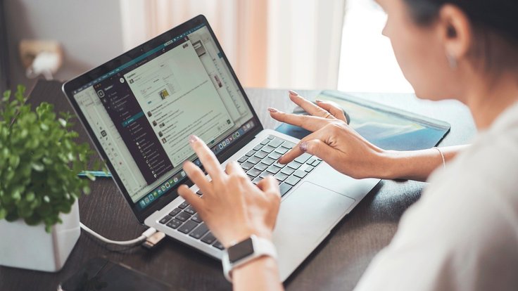 člověk u počítače