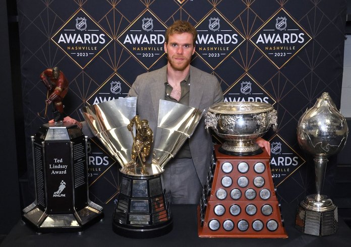 Connor McDavid převzal čtyři ocenění