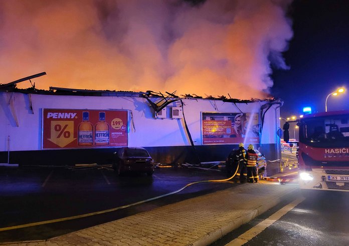 Požár Penny Marketu v Chodově na Sokolovsku