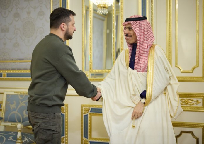 Saudský ministr zahraničí  Faisal bin Farhan Al-Saud při setkání s Volodymyrem Zelenským v Kyjevě (únor 2023)