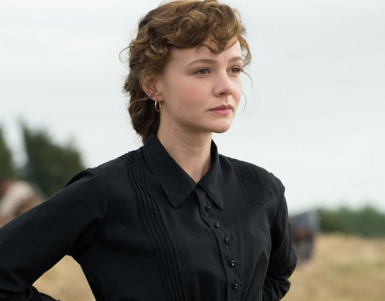 Carey Mulligan ve filmu Daleko od hlučícího davu (2015)