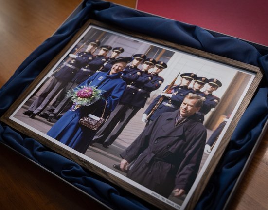 Pavel daroval královně zarámovanou fotku, na níž je s Václavem Havlem v roce 1994.