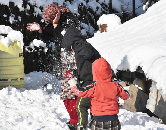 děti ve sněhu pixabay