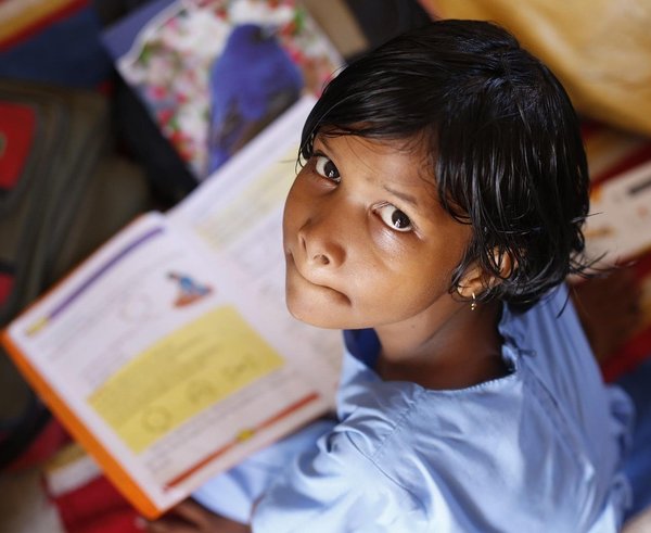 dítě ve skole v lavici