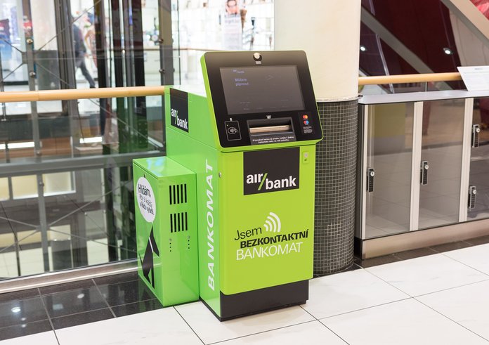 Bezkontaktní bankomat Air Bank.