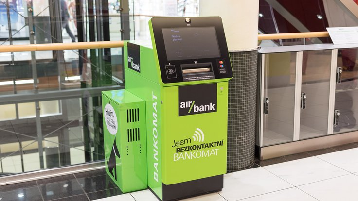 Bezkontaktní bankomat Air Bank.