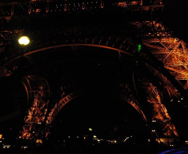 eiffel-tower-paris-night-3fe868-1024