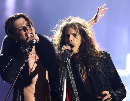 elmont-new-york-september-07-yungblud-and-steven-tyler-perform-during-a-tribute-to-ozzy-osbourne-at-the-2025-mtv-video-music-awards-at-ubs-arena-on-september-07-2025-in-elmont-new-york-photo-by-arturo