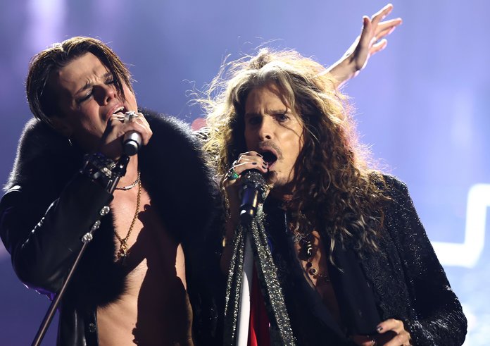 elmont-new-york-september-07-yungblud-and-steven-tyler-perform-during-a-tribute-to-ozzy-osbourne-at-the-2025-mtv-video-music-awards-at-ubs-arena-on-september-07-2025-in-elmont-new-york-photo-by-arturo