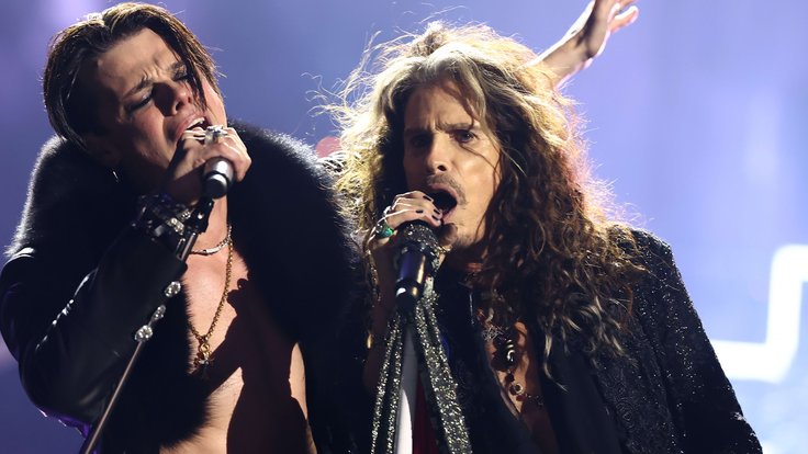 elmont-new-york-september-07-yungblud-and-steven-tyler-perform-during-a-tribute-to-ozzy-osbourne-at-the-2025-mtv-video-music-awards-at-ubs-arena-on-september-07-2025-in-elmont-new-york-photo-by-arturo