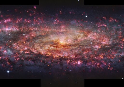 Pohled na galaxii Sochař pomocí MUSE